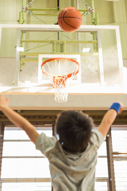 シュートの練習をする少年