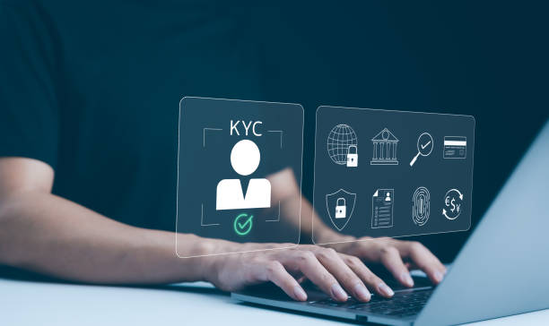 Know Your Customer (KYC) Concept. A person works on a laptop, displaying digital icons representing Know Your Customer (KYC) processes, including security, identification, and financial compliance. concepto de conozca a su cliente (kyc). una persona trabaja en una computadora portátil, mostrando íconos digitales que representan los procesos de conozca a su cliente (kyc), incluida la seguridad, la identificación y el cumplimiento financiero.