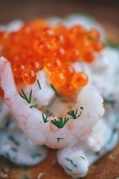 Жареные раки красного цвета, украшенные лимоном и зеленью