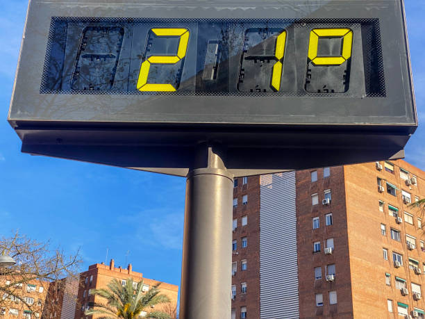 istock 21 degrees celsius in the city 2157414135