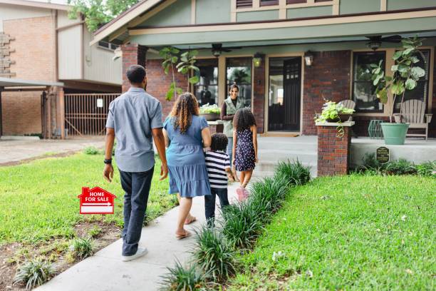 Family meeting with their real estate agent to see a house for sale African American family meeting up with a real estate agent houses for sale stock pictures, royalty-free photos & images