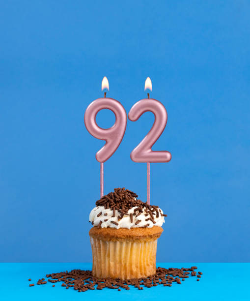 Burning 誕生日のロウソク番号 92 - 2015年のストックフォトや画像を