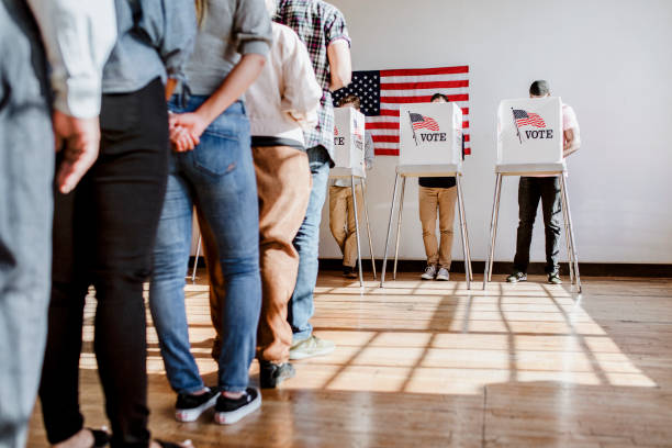 american at a polling booth - élection photos et images de collection