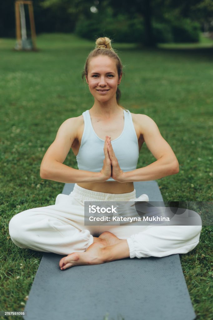 young woman athlete in sportswear practices yoga, enjoys training - Jogdíjmentes Aktív életmód témájú stock fotó young woman athlete in sportswear practices yoga, enjoys training - Jogdíjmentes Aktív életmód témájú stock fotó