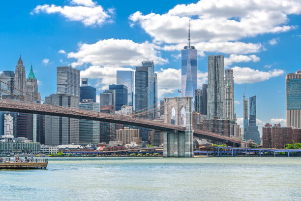 the historic brooklyn bridge with manhattan in the background - new york stockfoto's en -beelden