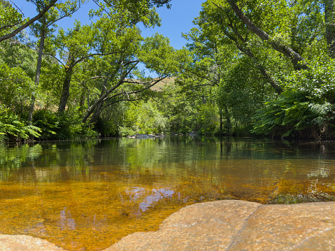 モンデゴ川の渓谷沿いのモンデゴ遊歩道と周囲のエストレラ山脈の崖の風景カルデイラオダムグアルダポルトガル カラー画像のストックフォトや画像を
