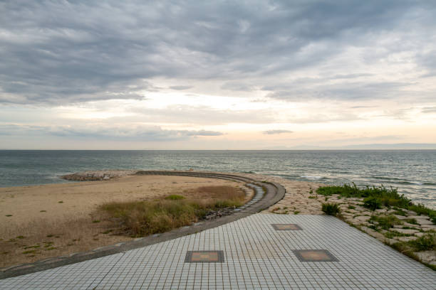 雲が美しい砂浜の先端の風景
