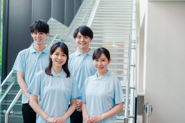 福祉の現場で働くことを楽しんでいるスタッフ - 治療 ストックフォトと画像