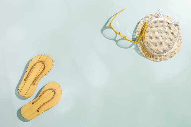 Trend Summer flat lay with beach accessories, sunglasses, sun hat, beach shoe sandals on mint background, copy space. Summer holiday or vacation concept, sunlight shadows, creative minimal style photo tendencia piso de verano con accesorios de playa, gafas de sol, sombrero para el sol, sandalias de zapatos de playa sobre fondo menta, espacio. vacaciones de verano o concepto de vacaciones, sombras de la luz del sol, foto creativa de estilo minimalista