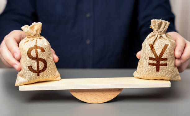 Exchange rate between dollar and japanese yen. Interest rates, inflation. GDP total economic output. Comparison of two economies. Exchange rate between dollar and japanese yen. Interest rates, inflation. GDP total economic output. Comparison of two economies. Total Shipping Costs stock pictures, royalty-free photos & images
