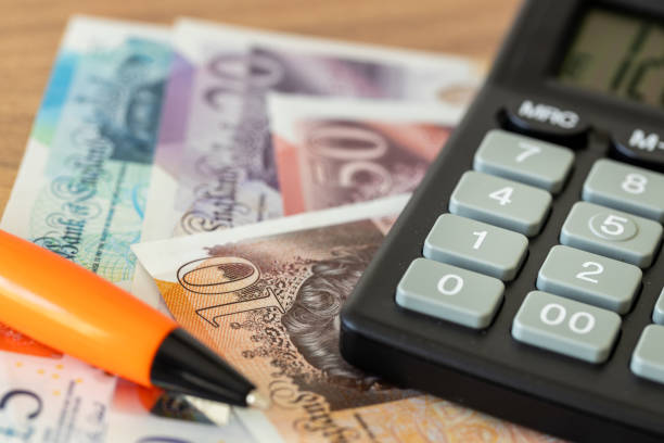 British pounds, calculator and money file, financial settlements, household budget, taxes, British currency exchange rate, financial analysis, economic and business concept UK Funty brytyjskie, kalkulator i plik pieniÄżny, rozliczenia finansowe, budżet domowy, podatki, kurs waluty brytyjskiej, analiza finansowa, koncepcja ekonomiczna i biznesowa UK british currency stock pictures, royalty-free photos & images