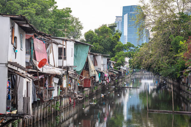 slums entlang des khlong toei - bangkok, thailand - khlong toei stock-fotos und bilder