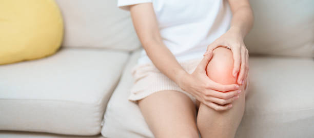 woman having knee ache and muscle pain due to runners knee or patellofemoral pain syndrome, osteoarthritis, arthritis, rheumatism and patellar tendinitis. medical concept - einzelne frau über 30 stock-fotos und bilder