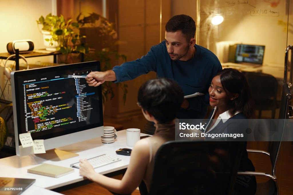K W Developer Developer Explaining Details In Code Stock Photo - Download Image Now ...