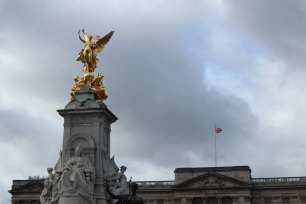 Golden statue and the upper part of Buckingham Palace.