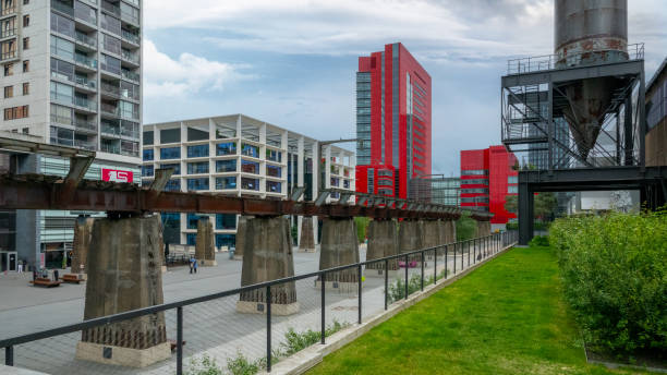 In 2001, the half-demolished ArcelorMittal factory that had been left to the mercy of nature was overgrown with vegetation. Twenty years later, a modern urban quarter proudly stood in its place. Today, Belval is a mixed neighbourhood that provides a home to residents, research institutes and businesses. Since the University of Luxembourg has installed its campus here, it has turned into a ‘Innovation district’. The blast furnaces – steel towers that are legacy of the site’s industrial past – have been seamlessly integrated into the urban landscape.