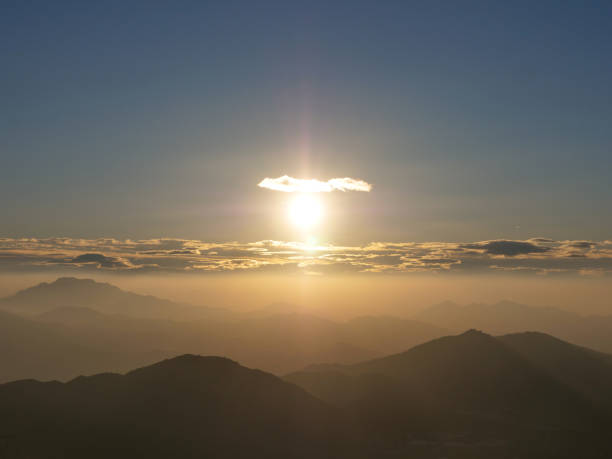 The morning sun breaks through the clouds, spreading its golden light all around. The sky, the earth, and all things in the world are full of vitality at this moment.