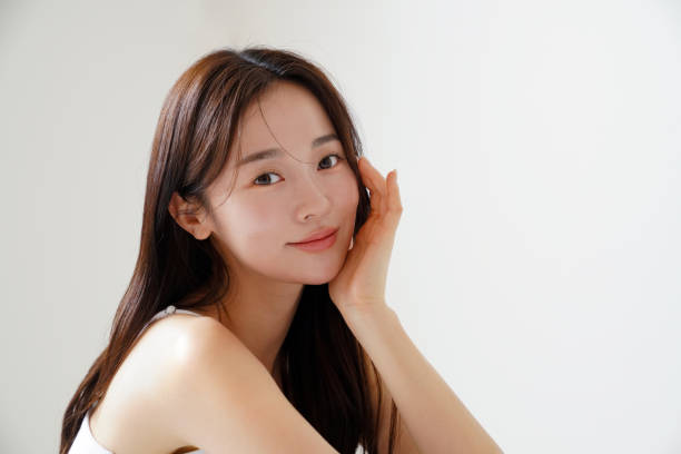 beauty portrait of a young asian woman shot in natural light - 美容 日本人 ストックフォトと画像