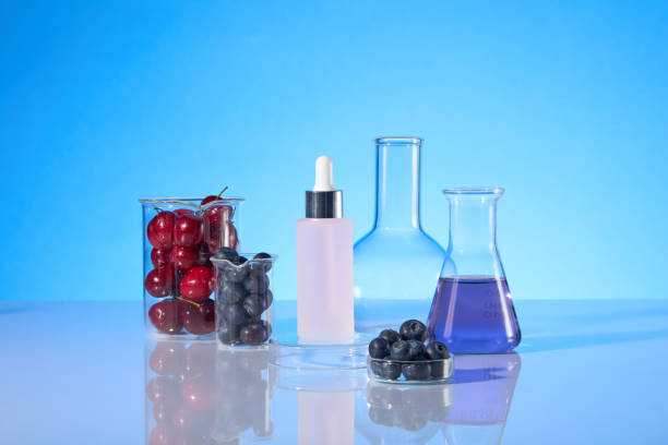 Cosmetic advertising mock up from front angle. A cosmetic bottle without label placed on a glass podium, erlenmeyer of purple liquid, blank boiling flask, beakers contain fresh cherry and blueberry maqueta de publicidad cosmética desde el ángulo frontal. un frasco de cosméticos sin etiqueta colocado en un podio de vidrio, erlenmeyer de líquido púrpura, matraz hirviendo en blanco, vasos de precipitados contienen cereza fresca y arándano