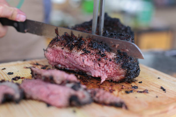 Man slices a piece of picanha into strips