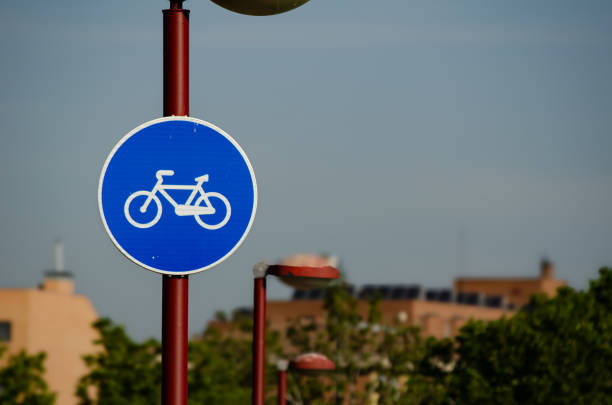 Señal de tráfico, uso exclusivo de bicicletas, zona ciudad. Valladolid, España. 2024. Junio.
