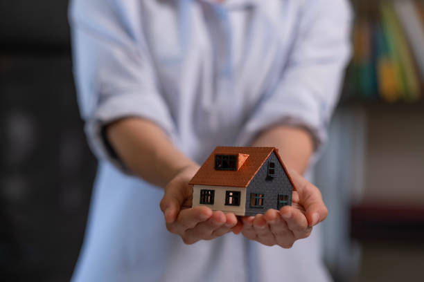 unknown person shows you her new home