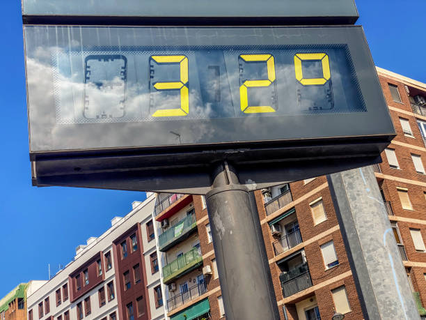istock 32 degrees celsius in the city 2158676971