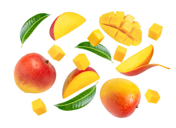 quả xoài đỏ với lá xanh và lát trên màu trắng - xoài hình ảnh sẵn có, bức ảnh & hình ảnh trả phí bản quyền một lần