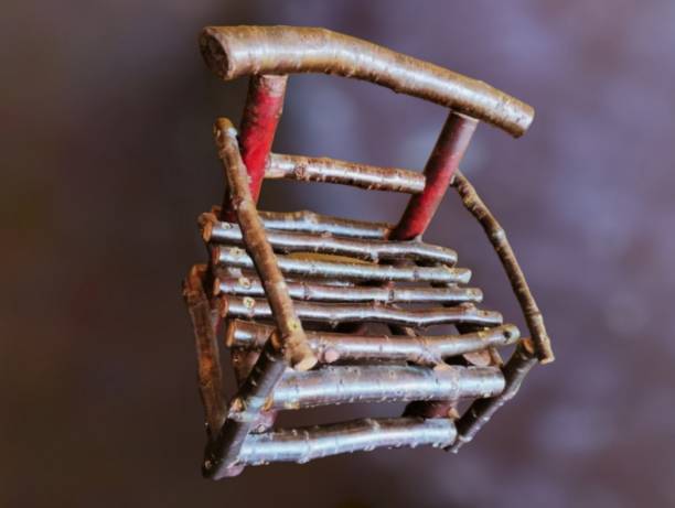 In the picture, fresh wood is taken to make a natural chair that has not been modified at all. The pieces are cut to the same size and number and then assembled into a chair.