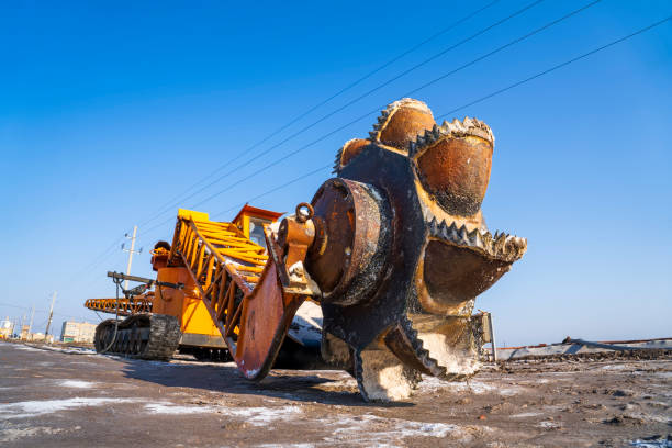Workers work on the salt field, Salt-farm workers produce salt in the salt fields， salt-farm equipment produces salt
