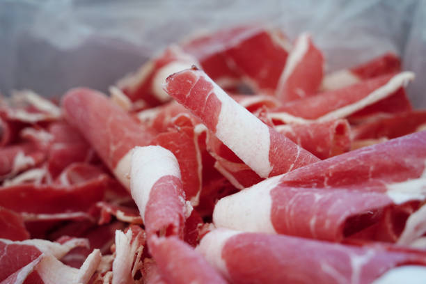 Marbled beef is a type of beef that is sliced ​​thinly and grilled, and is characterized by its fast cooking speed