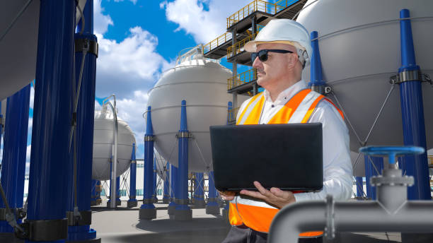 Chemical plant supervisor. Man with laptop. Guy on territory industrial warehouse. Supervisor man inspects chemical storage tanks. Tanks for cryogenic liquids. Storage chemical products. BPVC, ASME supervisor de planta química. hombre con ordenador portátil. tipo en el almacén industrial del territorio. el supervisor inspecciona los tanques de almacenamiento de productos químicos. tanques para líquidos criogénicos. almacenamiento de productos q