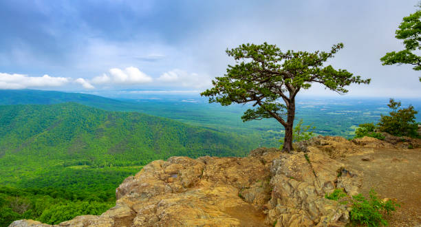 istock Overlook along Blue Ridge Parkway, Virginia: Ravens Roost 2158857026