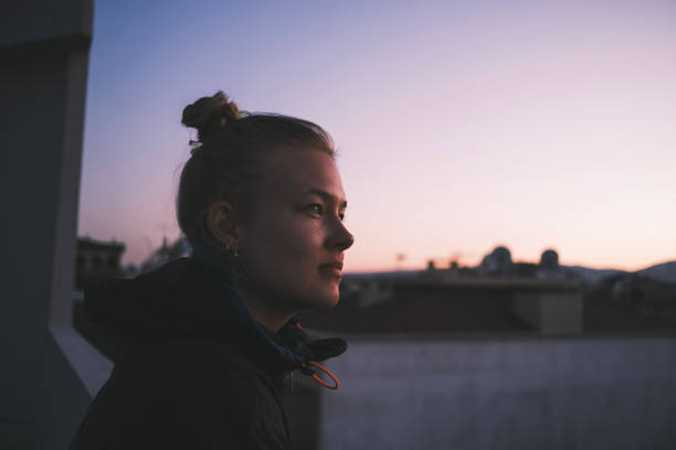 Side portrait of a teenager bathed in sunlight, symbolizing the connection between the human mind and technology. The sunlight suggests the fusion between nature and innovation, evoking the concept of intelligence, digital awareness, or connection with the modern era.