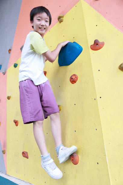Bouldering athlete holding a stone using “pinch” technique