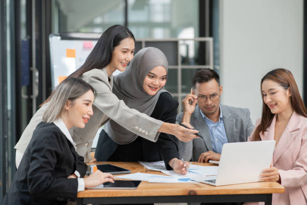 istock Asian Business Group Chat about graph work Present in meetings, in the office 2158926073