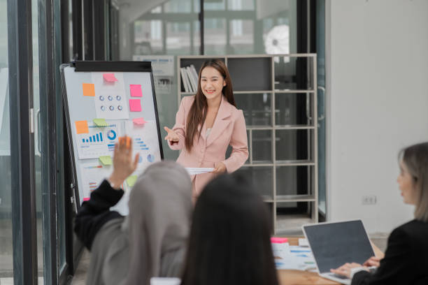 istock Asian Business Group Chat about graph work Present in meetings, in the office 2158926142