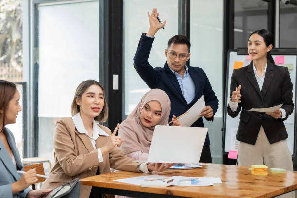 istock Asian Business Group Chat about graph work Present in meetings, in the office 2158926342