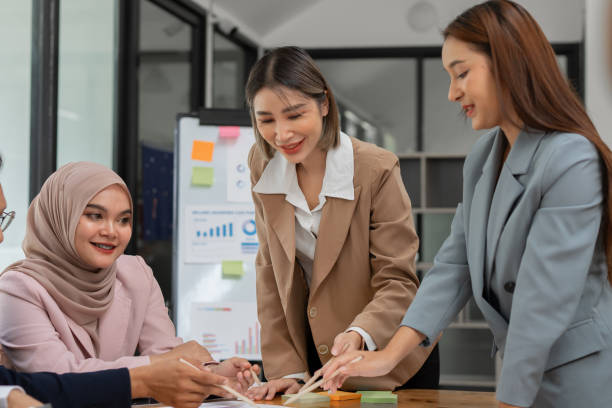 istock Asian Business Group Chat about graph work Present in meetings, in the office 2158926364
