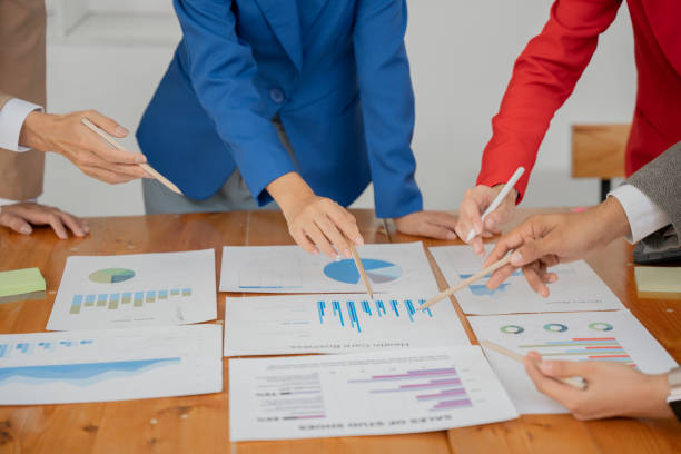 istock Asian Business Group Chat about graph work Present in meetings, in the office 2158926510