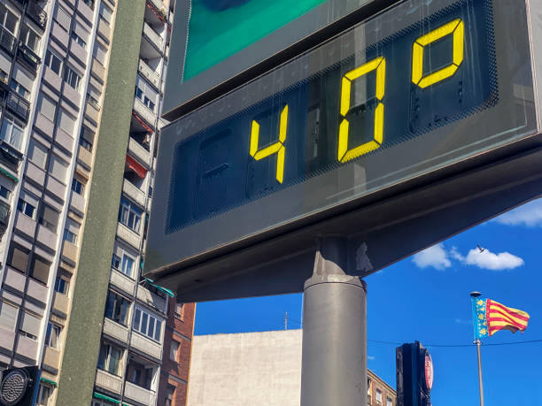 istock 40 degrees celsius in the city 2158957152