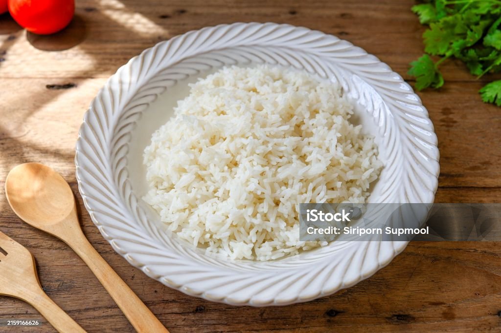 나무 배경에 흰색 접시에 요리 된 흰 쌀 또는 찐 쌀 태국 재스민 쌀 태국 향기로운 쌀 평면도 음식 테이블 0명에 대한 스톡 ...