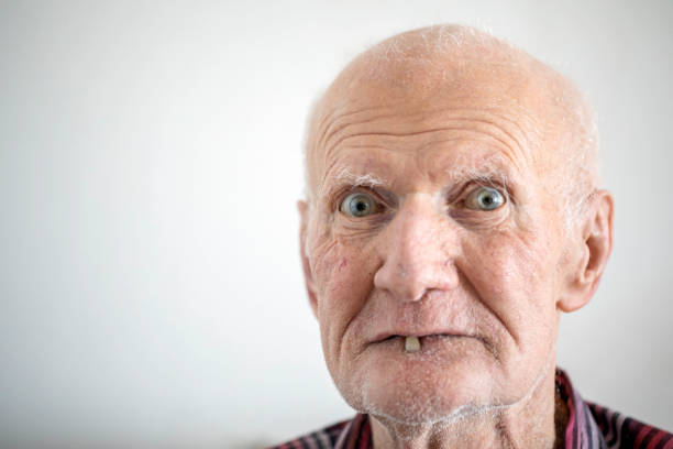portrét více než 90letého muže s chybějícím zubem - bolest zubů fotky - stock snímky, obrázky a fotky