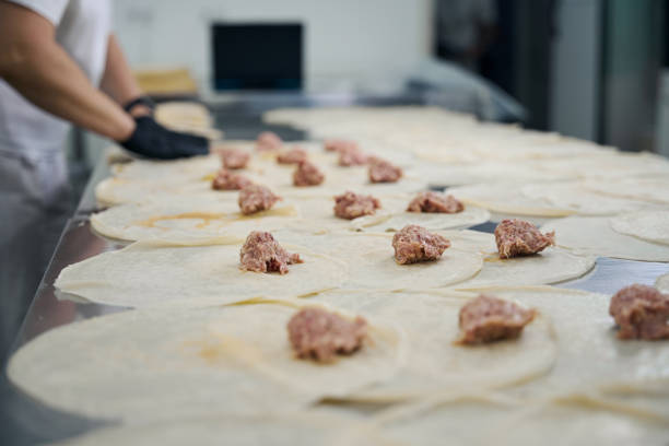 Fábrica de empanadas colombianas realizando producción con ingredientes de harina y los utensilios necesarios para trabajar