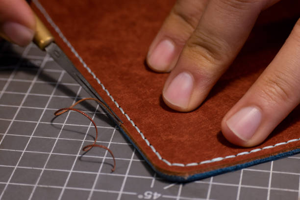 Beveling cutting edge on the brown leather stripe