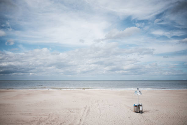 Leerer Strand in Belgien im Frühjahr