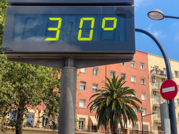 istock 30 degrees celsius in the city 2159330588