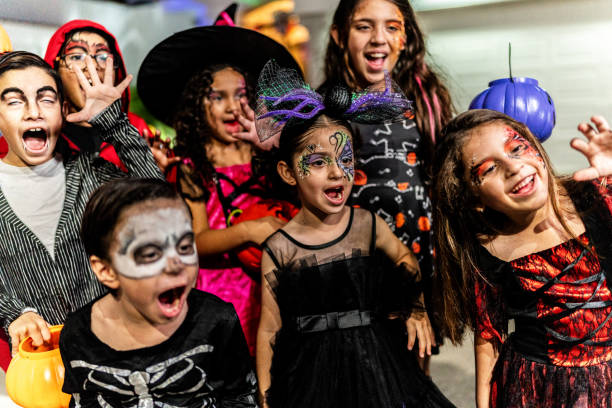 bambini ad halloween in città - kid halloween witch foto e immagini stock