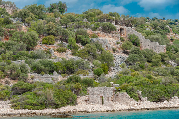 Aperlae or Aperlai was an ancient city on the southern coast of ancient Lycia. City wall ruins of Aperlae in present-day Turkey indicate it was probably established in the 4th century B.C. to harvest marine snails, the source of a coveted dye known as Tyrean purple used by Roman emperors and others of the region's elite. aperlae o aperlai era una antigua ciudad en la costa sur de la antigua licia. las ruinas de la muralla de la ciudad de aperlae, en la actual turquía, indican que probablemente se estableció en el siglo iv a.c. para recolectar caracoles marinos.