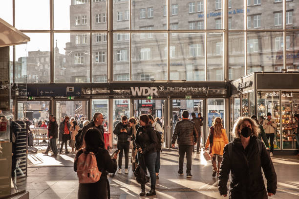 panorama of main hall of koln hbf train station with passengers and commuters passing by. koln hauptbahnhof is db deutsche bahn main railway station of cologne. - estacion central de colonia fotografías e imágenes de stock